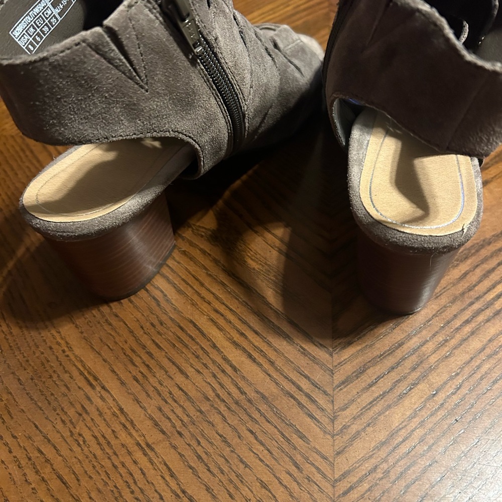 Size 8 booties Vionic - Picture 3 of 5